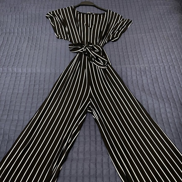 Black and white short sleeve jumpsuit. Wide legged. Front tie - Picture 2 of 3